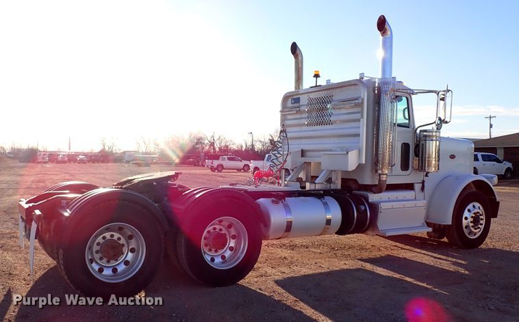 image for item DK3597 2011 Peterbilt 388  semi truck