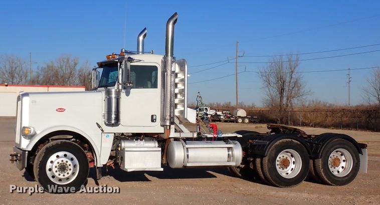 image for item DK3597 2011 Peterbilt 388  semi truck