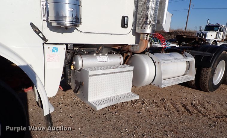 image for item DK3597 2011 Peterbilt 388  semi truck
