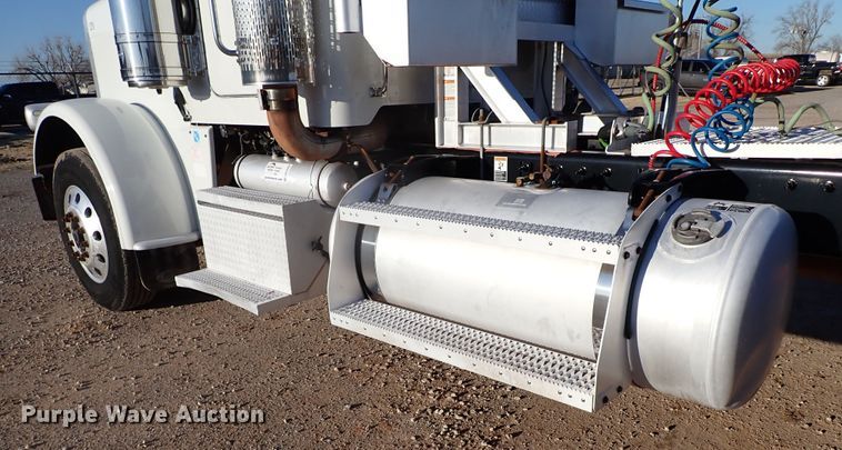 image for item DK3597 2011 Peterbilt 388  semi truck