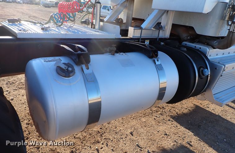 image for item DK3597 2011 Peterbilt 388  semi truck