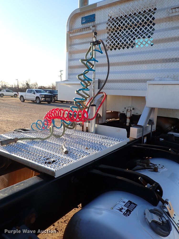 image for item DK3597 2011 Peterbilt 388  semi truck