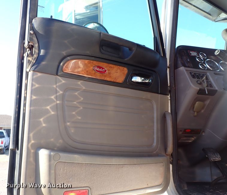 image for item DK3597 2011 Peterbilt 388  semi truck