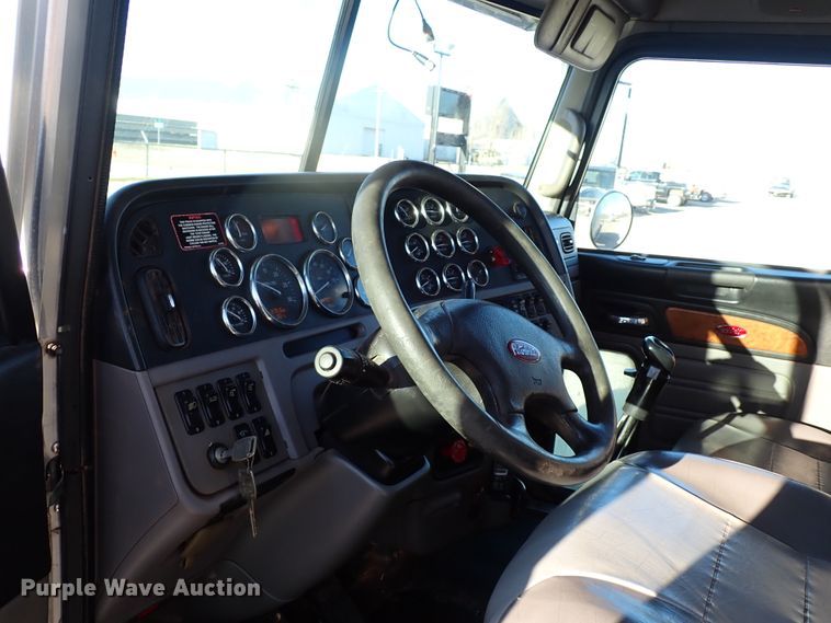 image for item DK3597 2011 Peterbilt 388  semi truck