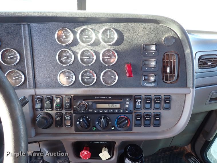 image for item DK3597 2011 Peterbilt 388  semi truck