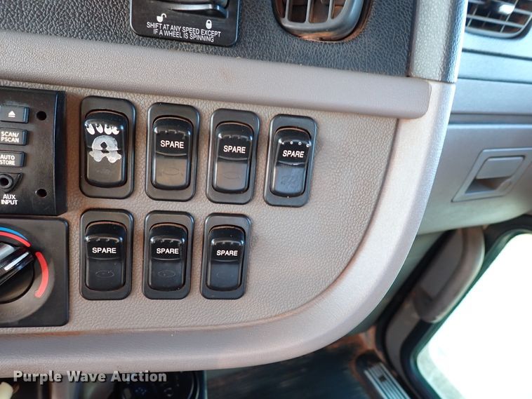 image for item DK3597 2011 Peterbilt 388  semi truck