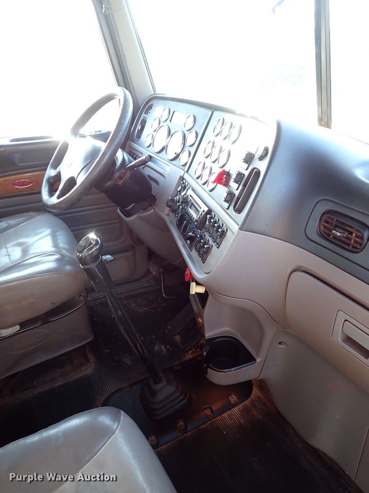 image for item DK3597 2011 Peterbilt 388  semi truck