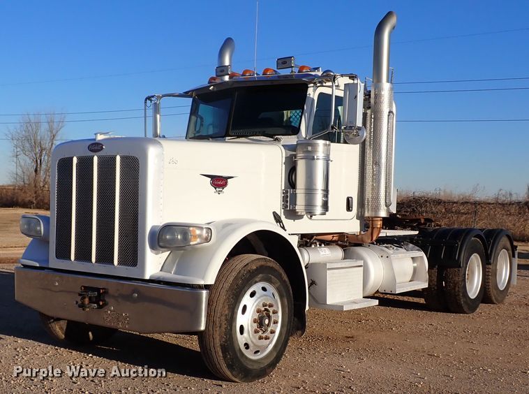 image for item DK3598 2013 Peterbilt 388  semi truck