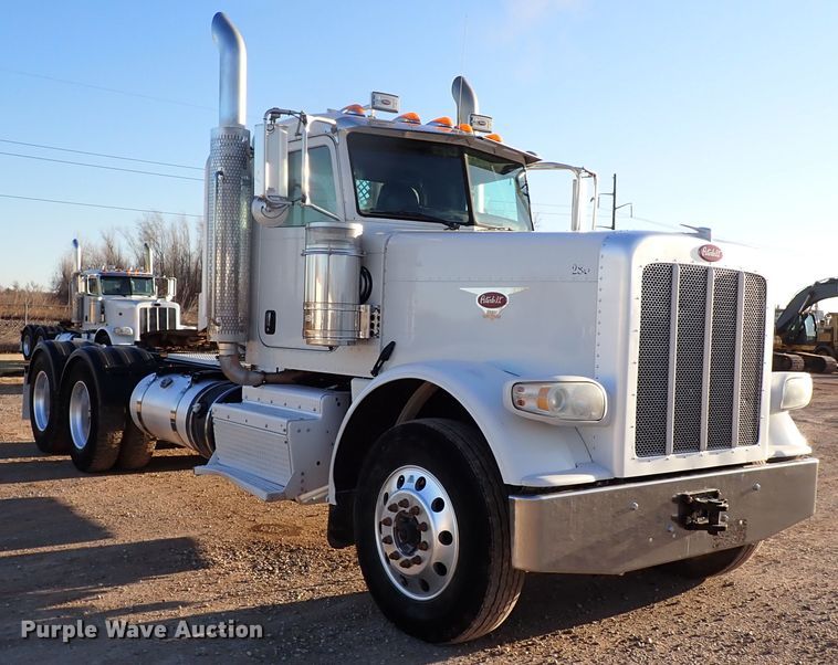 image for item DK3598 2013 Peterbilt 388  semi truck