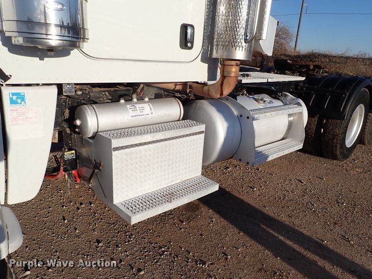 image for item DK3598 2013 Peterbilt 388  semi truck