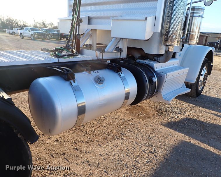 image for item DK3598 2013 Peterbilt 388  semi truck