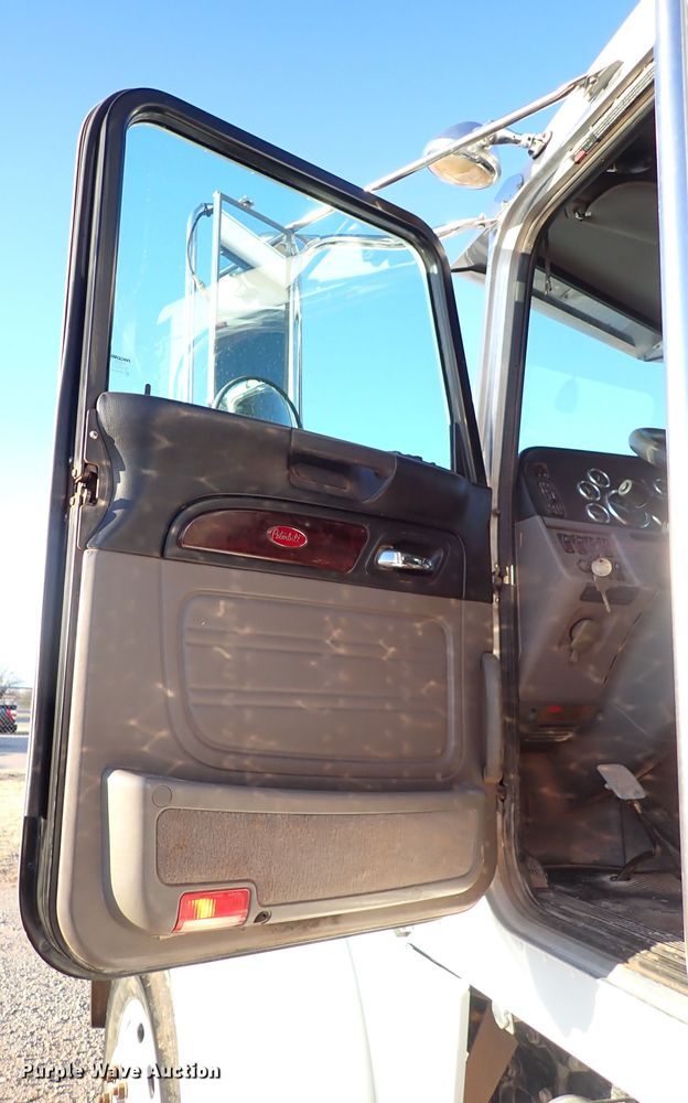 image for item DK3598 2013 Peterbilt 388  semi truck