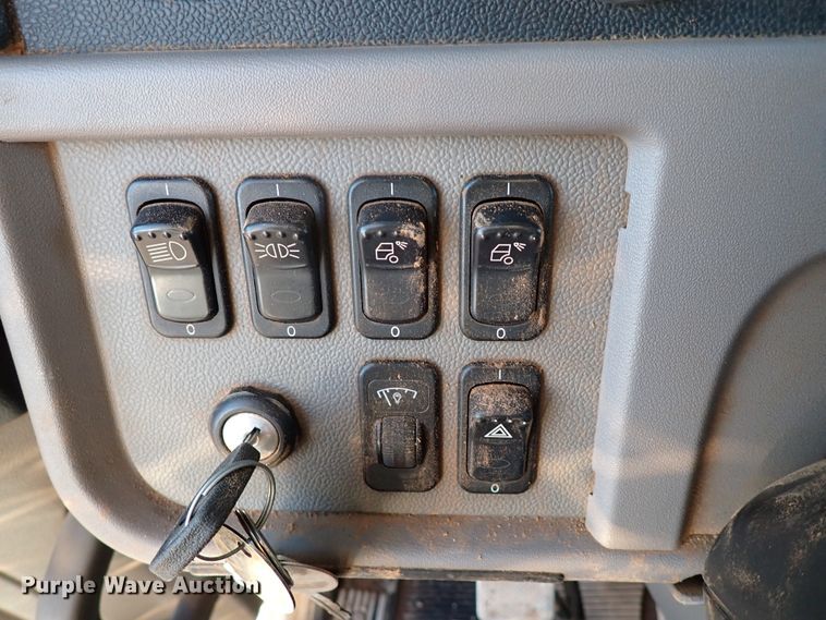 image for item DK3598 2013 Peterbilt 388  semi truck