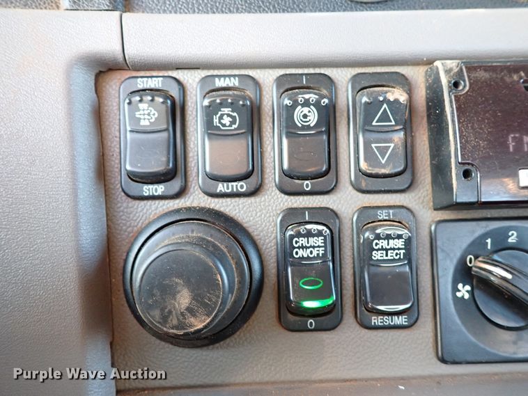 image for item DK3598 2013 Peterbilt 388  semi truck