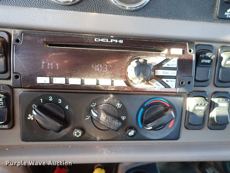 image for item DK3598 2013 Peterbilt 388  semi truck