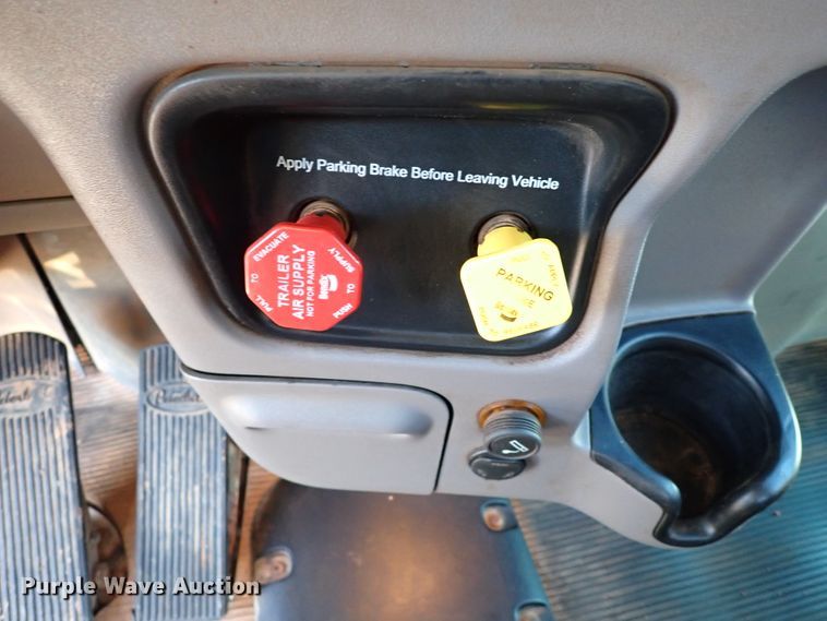 image for item DK3598 2013 Peterbilt 388  semi truck