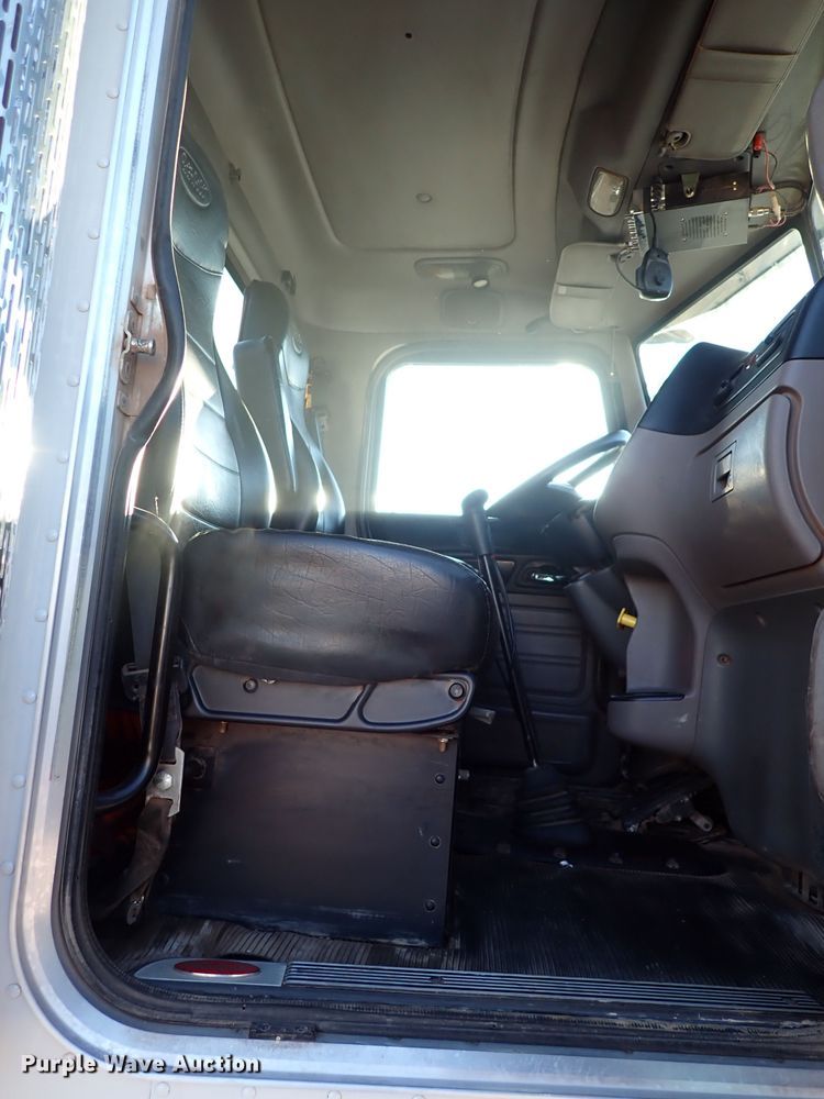 image for item DK3598 2013 Peterbilt 388  semi truck