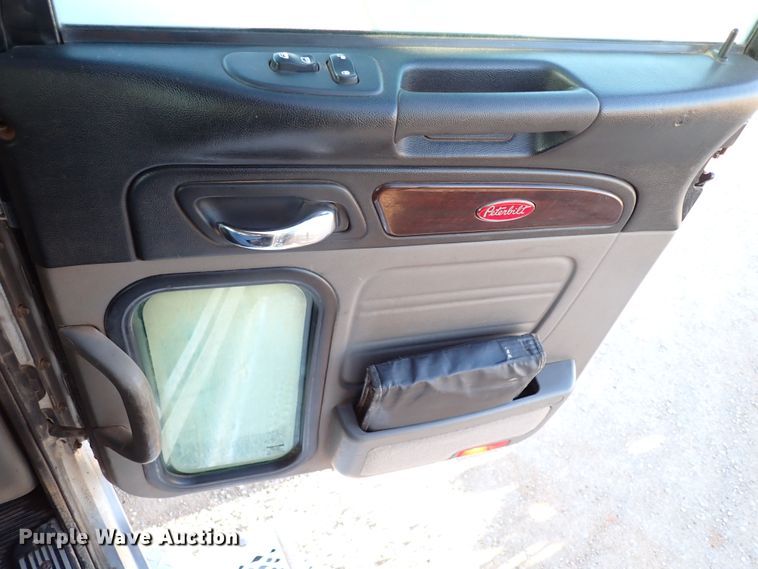 image for item DK3598 2013 Peterbilt 388  semi truck