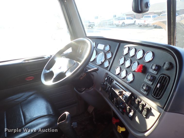 image for item DK3598 2013 Peterbilt 388  semi truck