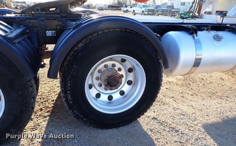 image for item DK3598 2013 Peterbilt 388  semi truck