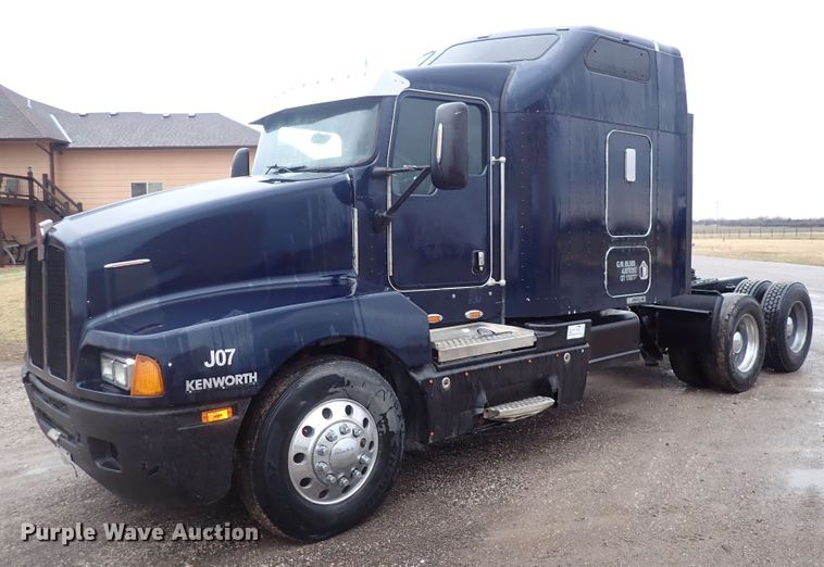 image for item DC4034 2004 Kenworth T600  semi truck