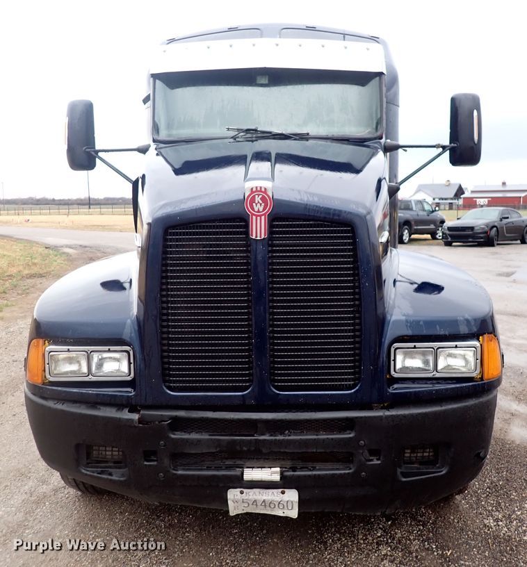 image for item DC4034 2004 Kenworth T600  semi truck