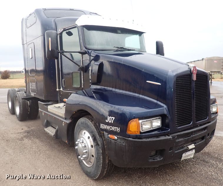 image for item DC4034 2004 Kenworth T600  semi truck