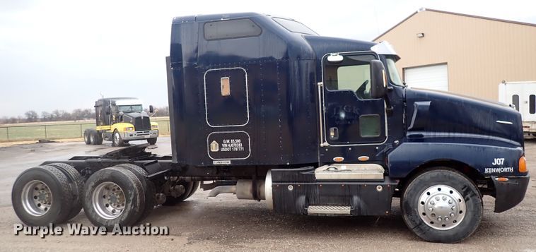 image for item DC4034 2004 Kenworth T600  semi truck