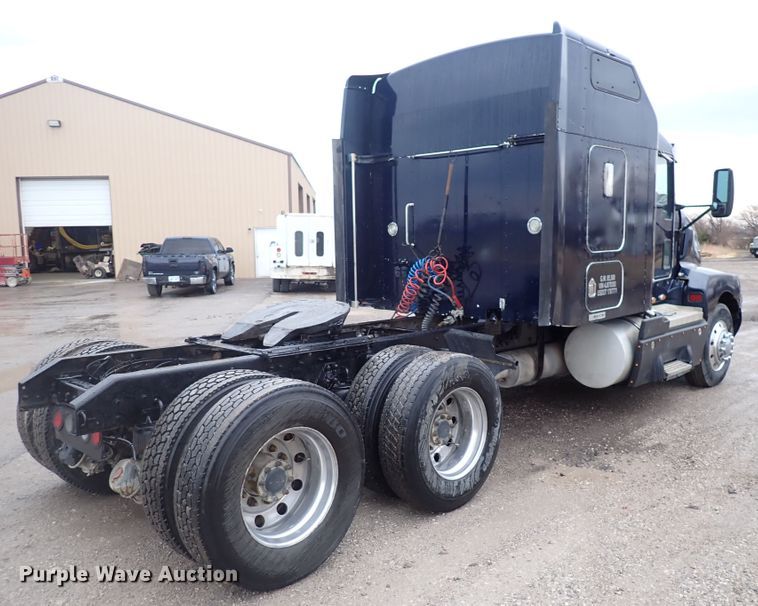 image for item DC4034 2004 Kenworth T600  semi truck