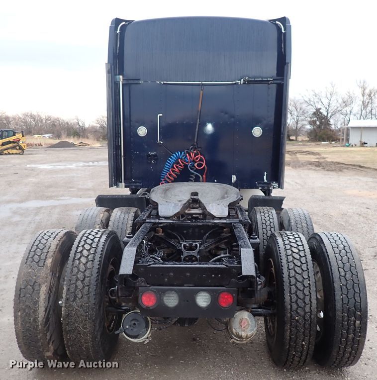 image for item DC4034 2004 Kenworth T600  semi truck