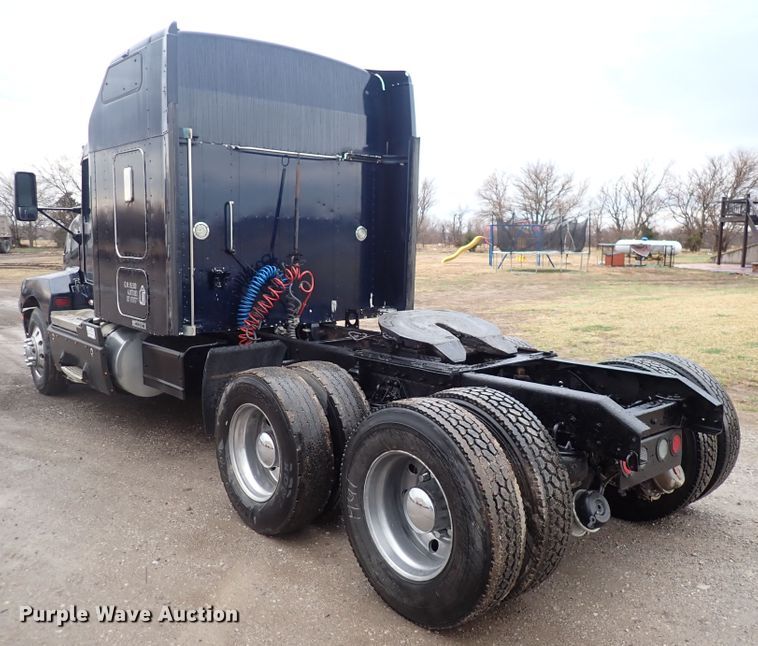 image for item DC4034 2004 Kenworth T600  semi truck