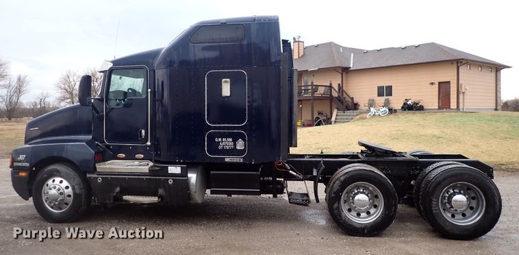 image for item DC4034 2004 Kenworth T600  semi truck