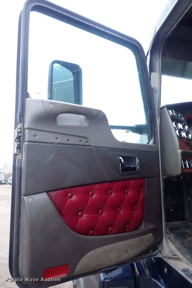 image for item DC4034 2004 Kenworth T600  semi truck