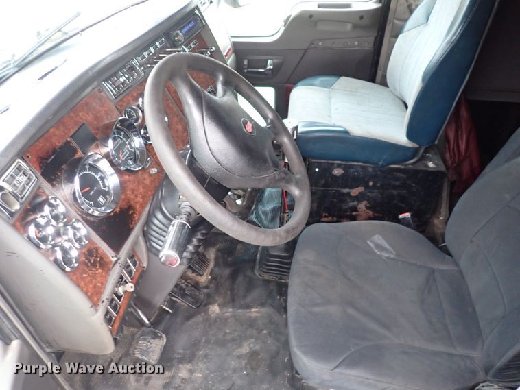 image for item DC4034 2004 Kenworth T600  semi truck