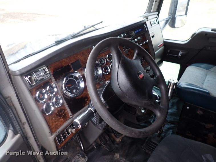 image for item DC4034 2004 Kenworth T600  semi truck