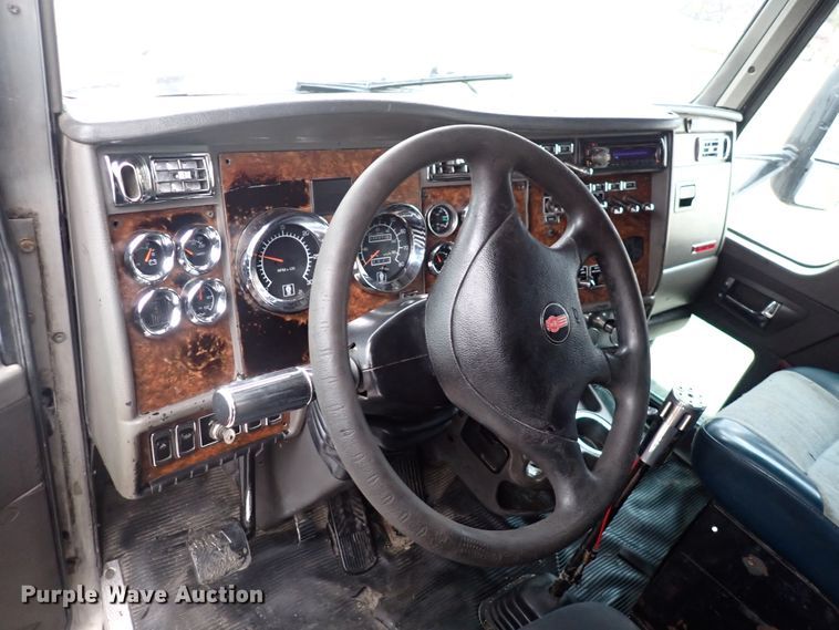 image for item DC4034 2004 Kenworth T600  semi truck