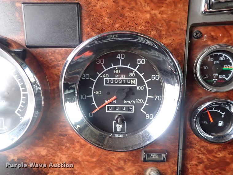 image for item DC4034 2004 Kenworth T600  semi truck