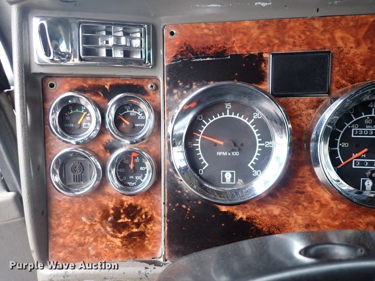 image for item DC4034 2004 Kenworth T600  semi truck