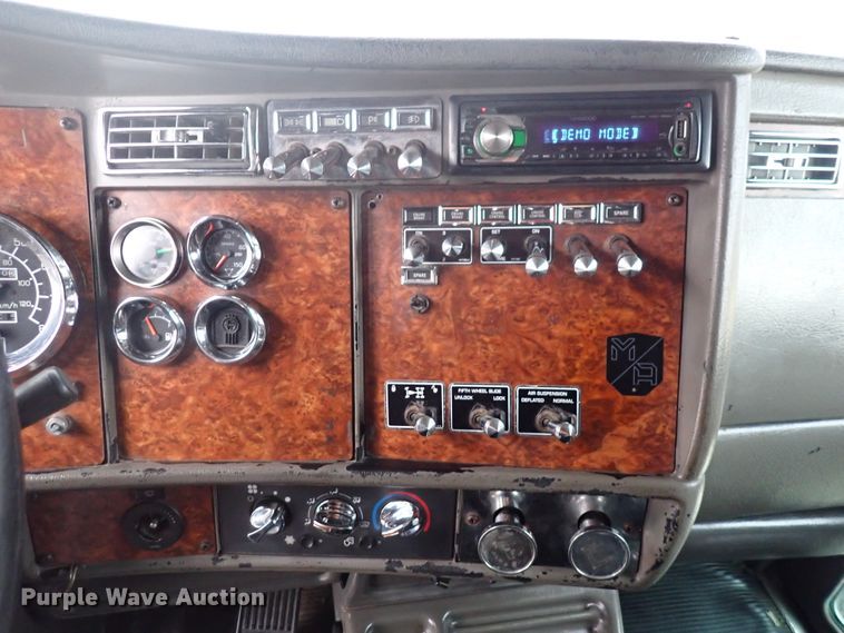 image for item DC4034 2004 Kenworth T600  semi truck