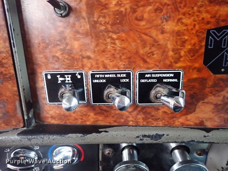 image for item DC4034 2004 Kenworth T600  semi truck