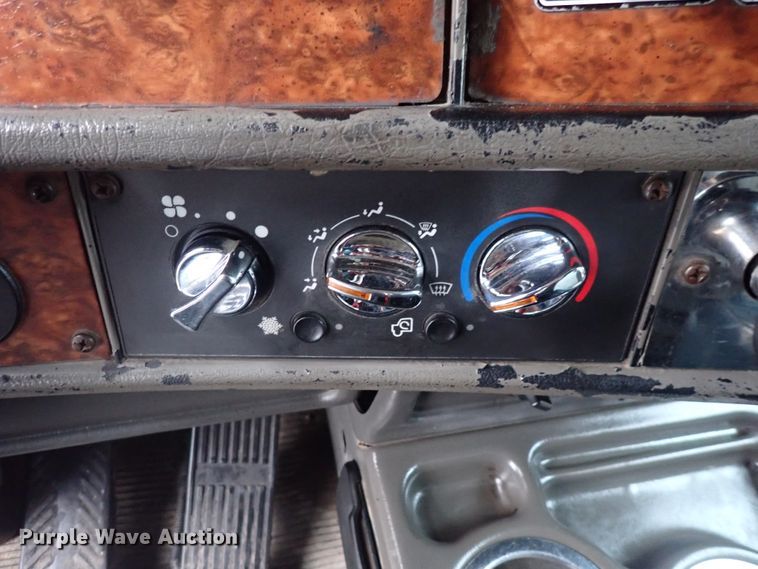 image for item DC4034 2004 Kenworth T600  semi truck