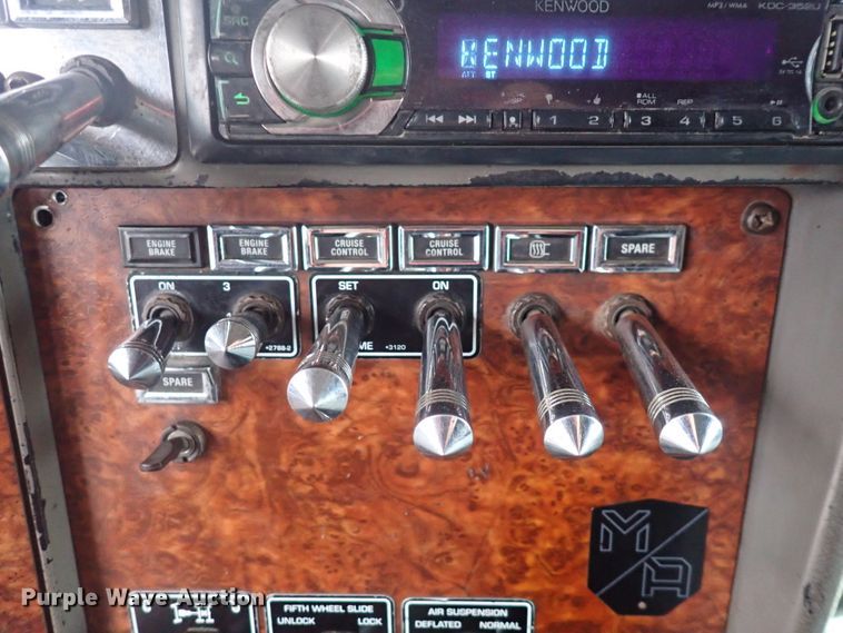 image for item DC4034 2004 Kenworth T600  semi truck