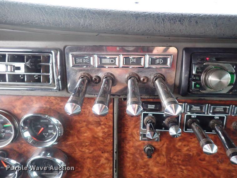 image for item DC4034 2004 Kenworth T600  semi truck