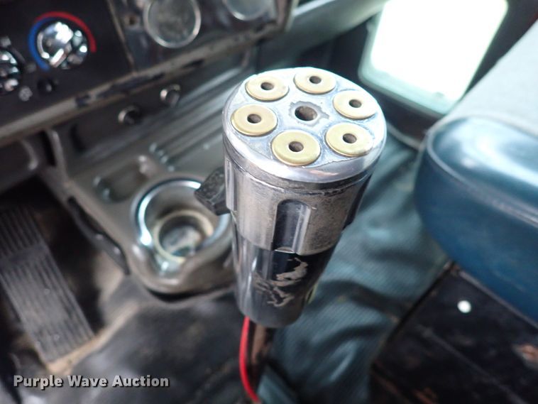 image for item DC4034 2004 Kenworth T600  semi truck