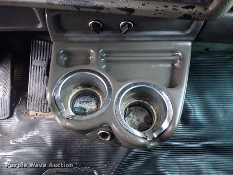 image for item DC4034 2004 Kenworth T600  semi truck