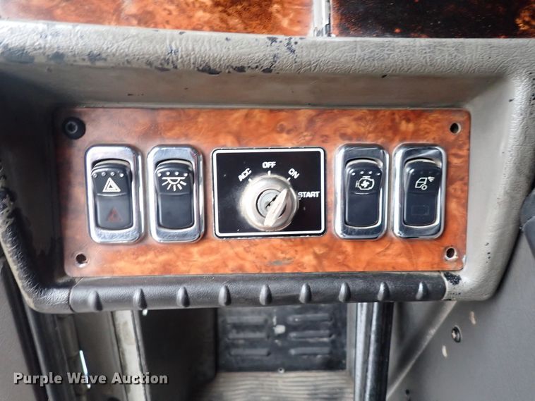 image for item DC4034 2004 Kenworth T600  semi truck