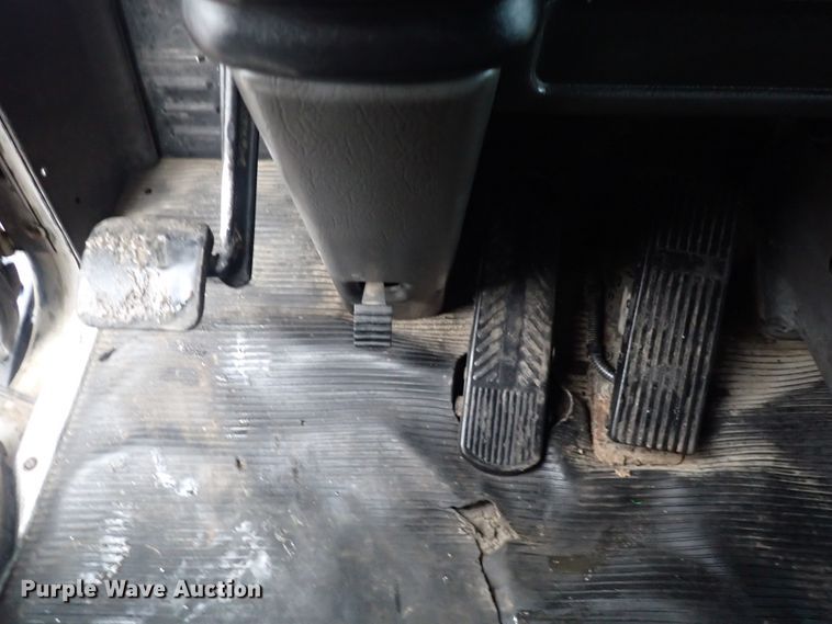 image for item DC4034 2004 Kenworth T600  semi truck