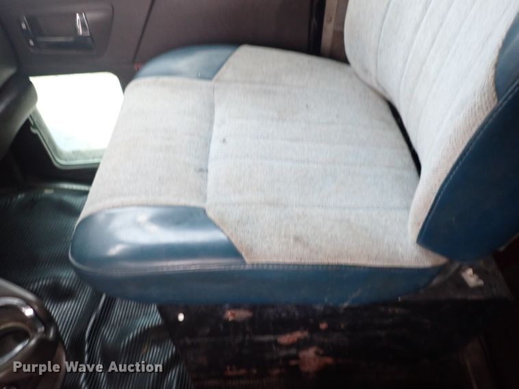 image for item DC4034 2004 Kenworth T600  semi truck