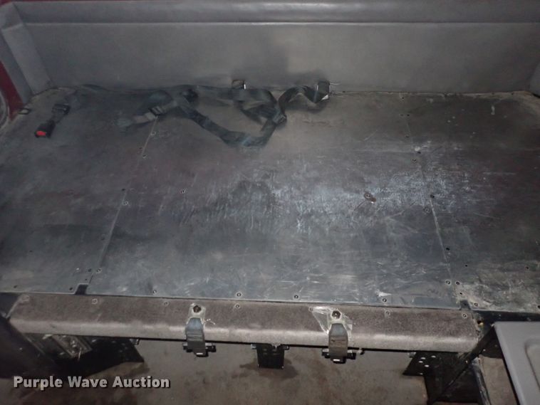 image for item DC4034 2004 Kenworth T600  semi truck