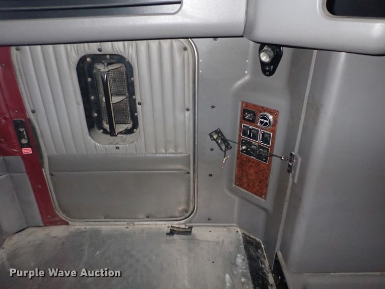 image for item DC4034 2004 Kenworth T600  semi truck